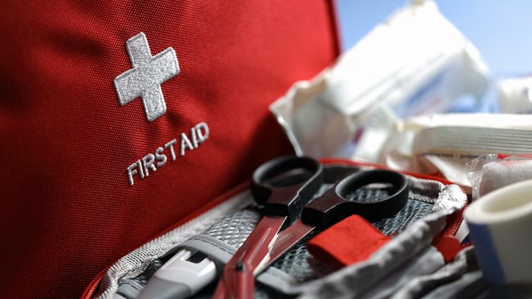 Médicaments en voyage aux États-Unis : ordonnance, trousse utile et réflexes avant le départ